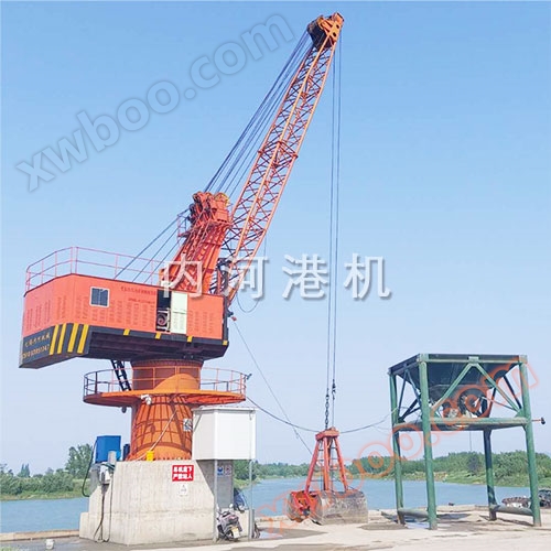 HGQ type elevated variable amplitude crane with load